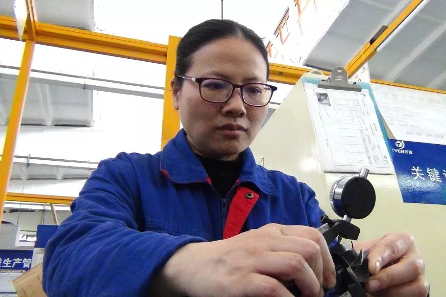 【最美(měi)兵(bīng)裝人(rén)<23>】湖(hú)南(nán)天雁侯燕蓉：“磨”出來(lái)的(de)“免檢”屬性