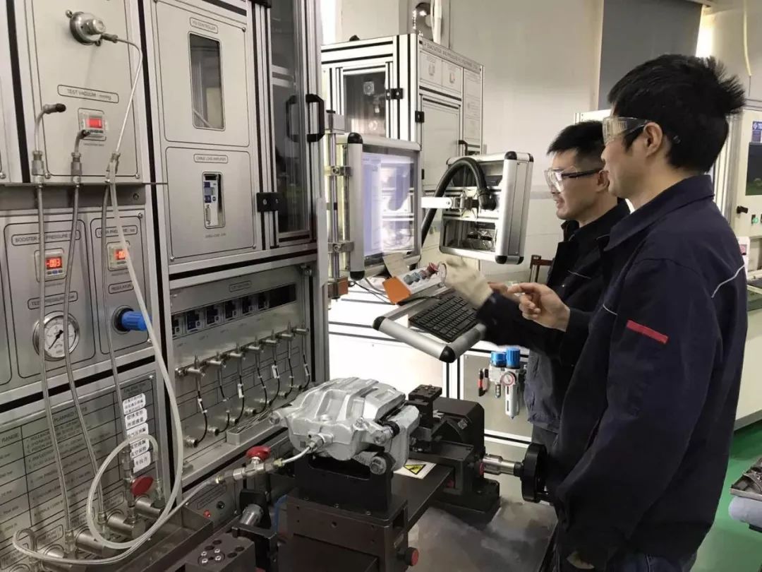 【最美(měi)兵(bīng)裝人(rén)<24>】南(nán)方天合制(zhì)動踏闆感優化(huà)團隊：一(yī)腳“刹車(chē)” 大(dà)有(yǒu)學問(wèn)