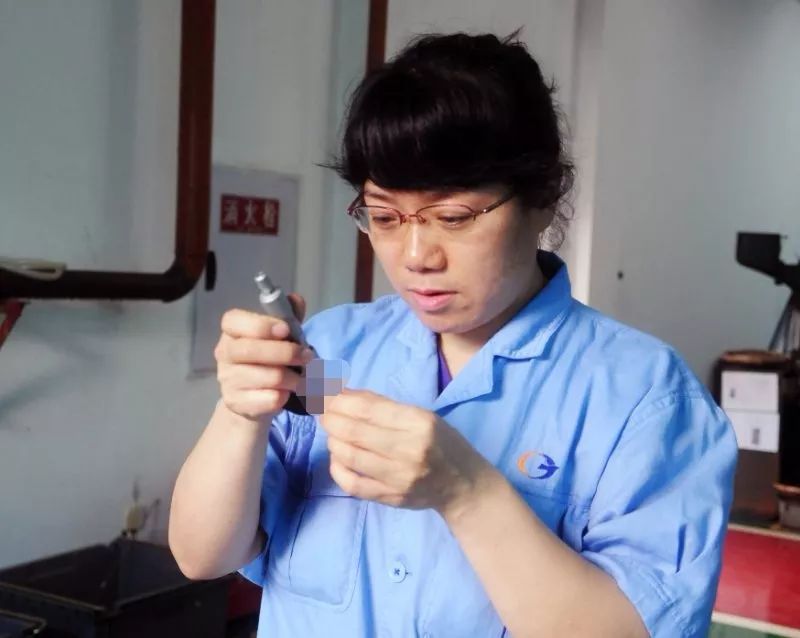 【最美(měi)兵(bīng)裝人(rén)<30>】長(cháng)江電(diàn)工(gōng)周克容:盛開(kāi)的(de)“科(kē)研玫瑰”