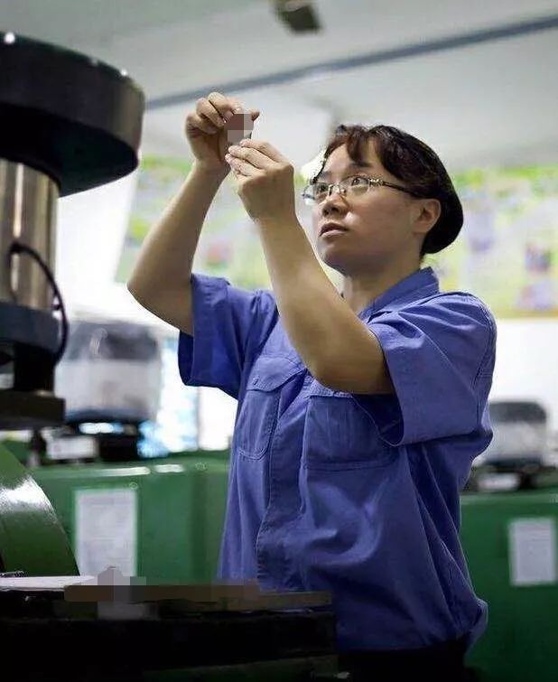 【最美(měi)兵(bīng)裝人(rén)<30>】長(cháng)江電(diàn)工(gōng)周克容:盛開(kāi)的(de)“科(kē)研玫瑰”