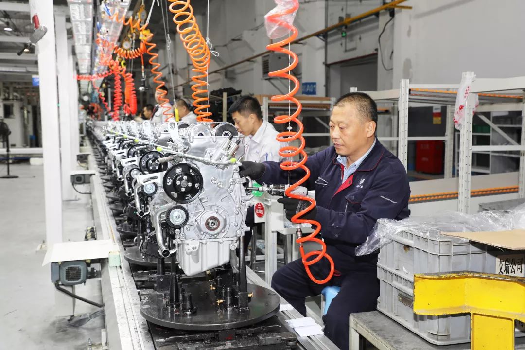 可(kě)敬！國(guó)慶中的(de)兵(bīng)裝身(shēn)影(yǐng)