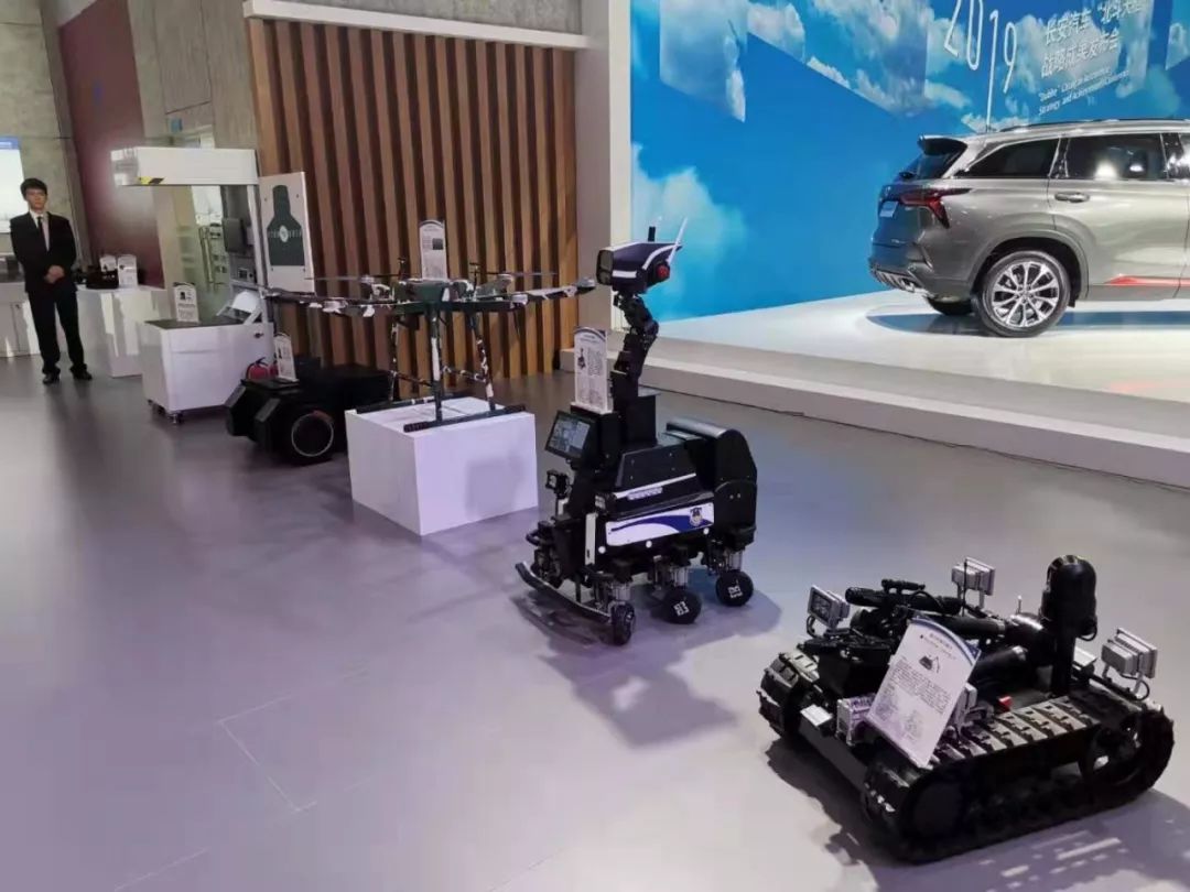 實力跨界,瞧瞧他(tā)們的(de)機(jī)器(qì)人(rén)家(jiā)族