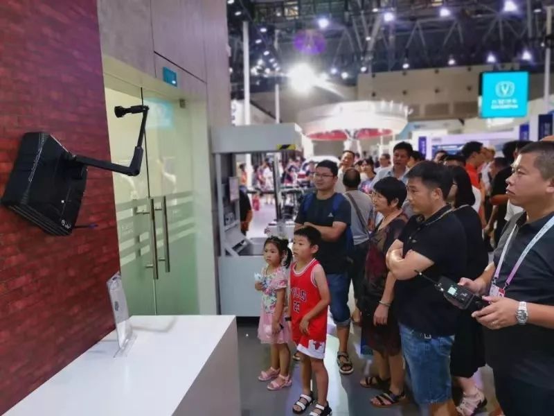 實力跨界,瞧瞧他(tā)們的(de)機(jī)器(qì)人(rén)家(jiā)族