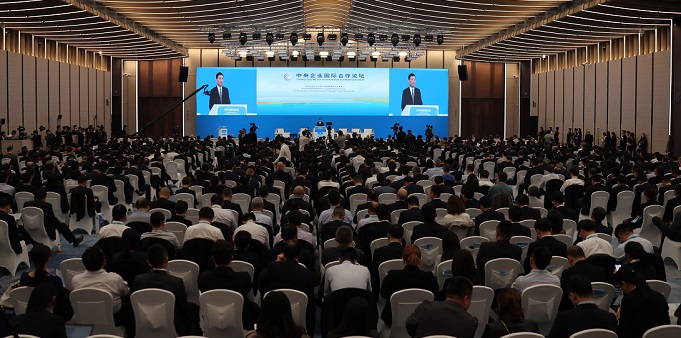 國(guó)務院國(guó)資委主辦首屆進博會(huì)中央企業(yè)國(guó)際合作(zuò)論壇 肖亞慶出席并緻辭 沈瑩主持論壇 