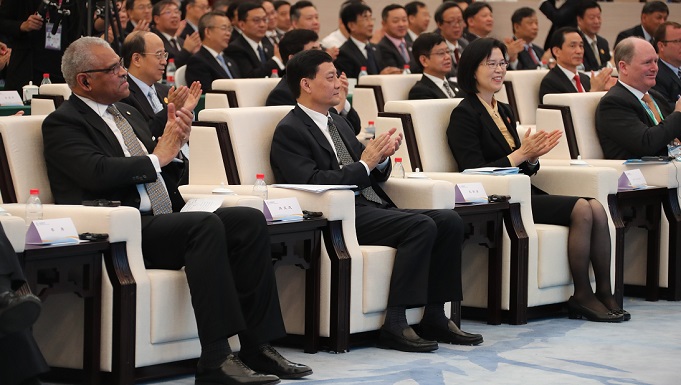 國(guó)務院國(guó)資委主辦首屆進博會(huì)中央企業(yè)國(guó)際合作(zuò)論壇 肖亞慶出席并緻辭 沈瑩主持論壇 